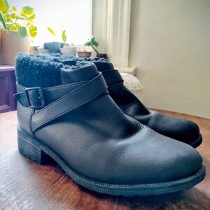 UGG Black Sophisticated Leather boots